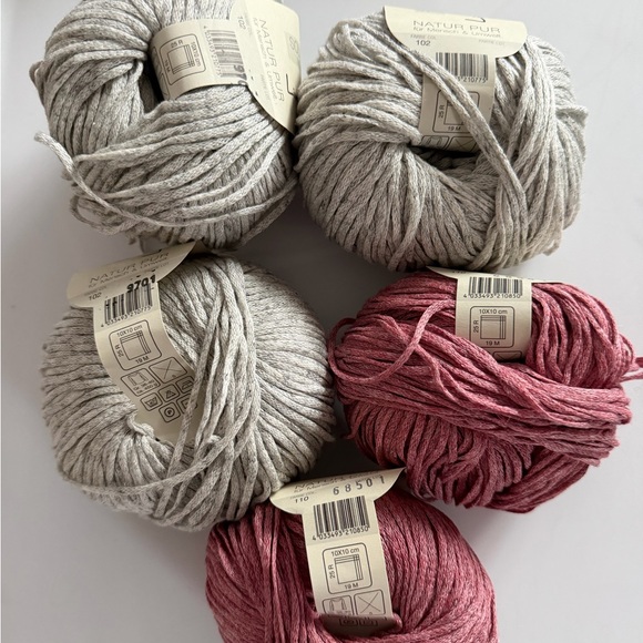 Linea Pura yarn
Solo Lino
Size:approx 115 yds each
Colors gray and rose color - Picture 2 of 4